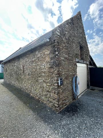 Longère en pierre avec un appartement indépendant et terrain de plus de 12 000 m²