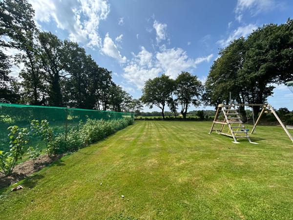 Longère en pierre avec un appartement indépendant et terrain de plus de 12 000 m²