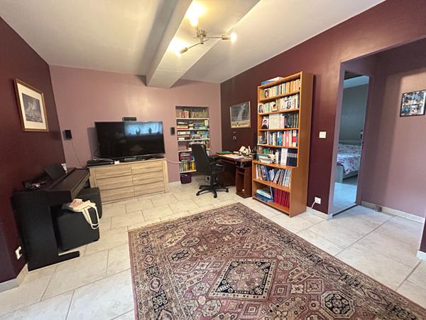 Longère en pierre avec un appartement indépendant et terrain de plus de 12 000 m²