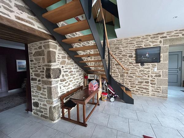 Longère en pierre avec un appartement indépendant et terrain de plus de 12 000 m²