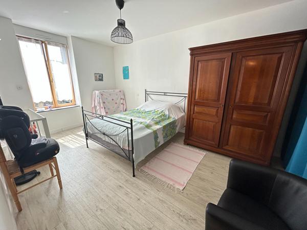 Longère en pierre avec un appartement indépendant et terrain de plus de 12 000 m²