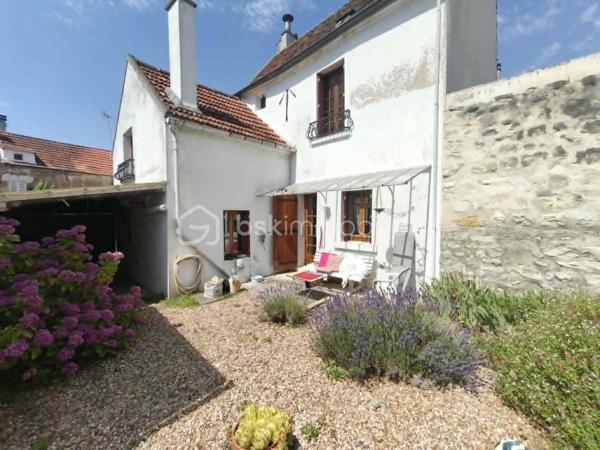 Située à Mary-sur-Marne, dans un environnement agréable, cette maison d'environ 100 m² sur une parcelle de 150 m² offre un cadre de vie pratique avec les commerces, les écoles et la gare accessibles à pied.

Dès l'entrée, vous découvrirez une cuisine dinatoire, un séjour, une arrière-cuisine, offrant un espace de rangement buanderie avec un accès sur la cave, un WC le rez-de-chaussée.

À l'étage, un palier dessert une pièce palière, trois belles chambres ainsi qu'une salle de bains avec WC, offrant un espace nuit adapté à une famille.

La maison se poursuit avec une cave, des combles de 29 m² offre un espace de stockage supplémentaire, un atelier pour les bricoleurs ou les amateurs de loisirs créatifs, ainsi qu'un carport permettant de stationner votre véhicule à l'abri.

Contactez moi pour découvrir le potentiel de cette maison.