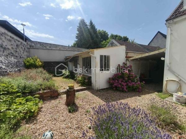 Située à Mary-sur-Marne, dans un environnement agréable, cette maison d'environ 100 m² sur une parcelle de 150 m² offre un cadre de vie pratique avec les commerces, les écoles et la gare accessibles à pied.

Dès l'entrée, vous découvrirez une cuisine dinatoire, un séjour, une arrière-cuisine, offrant un espace de rangement buanderie avec un accès sur la cave, un WC le rez-de-chaussée.

À l'étage, un palier dessert une pièce palière, trois belles chambres ainsi qu'une salle de bains avec WC, offrant un espace nuit adapté à une famille.

La maison se poursuit avec une cave, des combles de 29 m² offre un espace de stockage supplémentaire, un atelier pour les bricoleurs ou les amateurs de loisirs créatifs, ainsi qu'un carport permettant de stationner votre véhicule à l'abri.

Contactez moi pour découvrir le potentiel de cette maison.