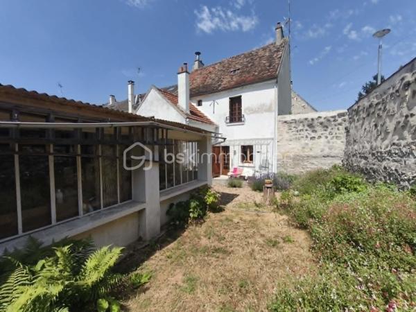 Située à Mary-sur-Marne, dans un environnement agréable, cette maison d'environ 100 m² sur une parcelle de 150 m² offre un cadre de vie pratique avec les commerces, les écoles et la gare accessibles à pied.

Dès l'entrée, vous découvrirez une cuisine dinatoire, un séjour, une arrière-cuisine, offrant un espace de rangement buanderie avec un accès sur la cave, un WC le rez-de-chaussée.

À l'étage, un palier dessert une pièce palière, trois belles chambres ainsi qu'une salle de bains avec WC, offrant un espace nuit adapté à une famille.

La maison se poursuit avec une cave, des combles de 29 m² offre un espace de stockage supplémentaire, un atelier pour les bricoleurs ou les amateurs de loisirs créatifs, ainsi qu'un carport permettant de stationner votre véhicule à l'abri.

Contactez moi pour découvrir le potentiel de cette maison.