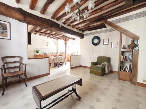 Située à Mary-sur-Marne, dans un environnement agréable, cette maison d'environ 100 m² sur une parcelle de 150 m² offre un cadre de vie pratique avec les commerces, les écoles et la gare accessibles à pied.

Dès l'entrée, vous découvrirez une cuisine dinatoire, un séjour, une arrière-cuisine, offrant un espace de rangement buanderie avec un accès sur la cave, un WC le rez-de-chaussée.

À l'étage, un palier dessert une pièce palière, trois belles chambres ainsi qu'une salle de bains avec WC, offrant un espace nuit adapté à une famille.

La maison se poursuit avec une cave, des combles de 29 m² offre un espace de stockage supplémentaire, un atelier pour les bricoleurs ou les amateurs de loisirs créatifs, ainsi qu'un carport permettant de stationner votre véhicule à l'abri.

Contactez moi pour découvrir le potentiel de cette maison.