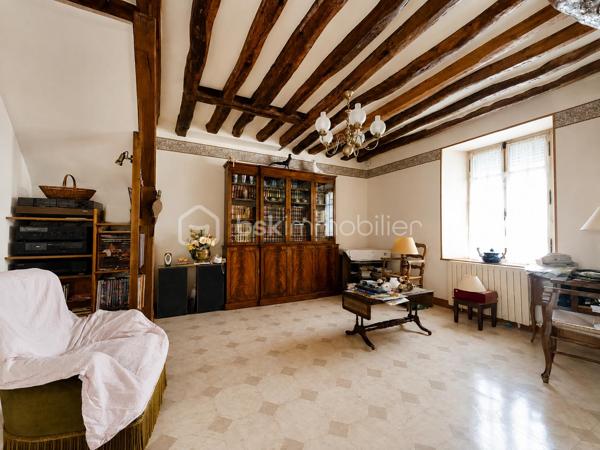 Située à Mary-sur-Marne, dans un environnement agréable, cette maison d'environ 100 m² sur une parcelle de 150 m² offre un cadre de vie pratique avec les commerces, les écoles et la gare accessibles à pied.

Dès l'entrée, vous découvrirez une cuisine dinatoire, un séjour, une arrière-cuisine, offrant un espace de rangement buanderie avec un accès sur la cave, un WC le rez-de-chaussée.

À l'étage, un palier dessert une pièce palière, trois belles chambres ainsi qu'une salle de bains avec WC, offrant un espace nuit adapté à une famille.

La maison se poursuit avec une cave, des combles de 29 m² offre un espace de stockage supplémentaire, un atelier pour les bricoleurs ou les amateurs de loisirs créatifs, ainsi qu'un carport permettant de stationner votre véhicule à l'abri.

Contactez moi pour découvrir le potentiel de cette maison.