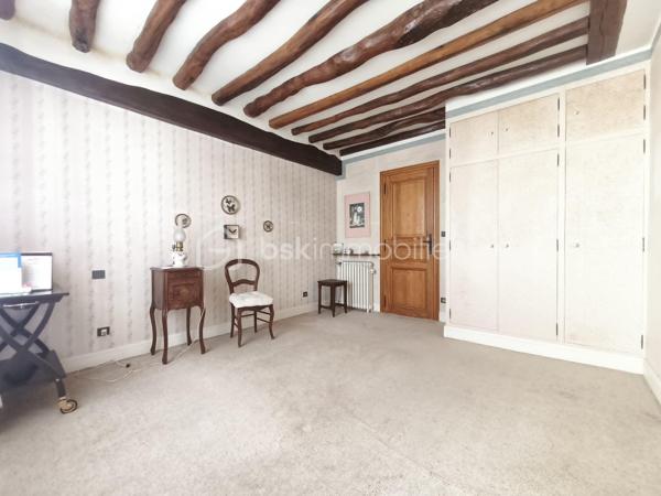 Située à Mary-sur-Marne, dans un environnement agréable, cette maison d'environ 100 m² sur une parcelle de 150 m² offre un cadre de vie pratique avec les commerces, les écoles et la gare accessibles à pied.

Dès l'entrée, vous découvrirez une cuisine dinatoire, un séjour, une arrière-cuisine, offrant un espace de rangement buanderie avec un accès sur la cave, un WC le rez-de-chaussée.

À l'étage, un palier dessert une pièce palière, trois belles chambres ainsi qu'une salle de bains avec WC, offrant un espace nuit adapté à une famille.

La maison se poursuit avec une cave, des combles de 29 m² offre un espace de stockage supplémentaire, un atelier pour les bricoleurs ou les amateurs de loisirs créatifs, ainsi qu'un carport permettant de stationner votre véhicule à l'abri.

Contactez moi pour découvrir le potentiel de cette maison.