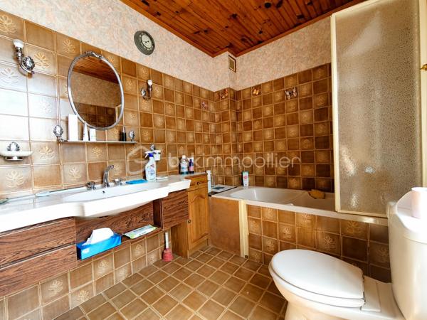 Située à Mary-sur-Marne, dans un environnement agréable, cette maison d'environ 100 m² sur une parcelle de 150 m² offre un cadre de vie pratique avec les commerces, les écoles et la gare accessibles à pied.

Dès l'entrée, vous découvrirez une cuisine dinatoire, un séjour, une arrière-cuisine, offrant un espace de rangement buanderie avec un accès sur la cave, un WC le rez-de-chaussée.

À l'étage, un palier dessert une pièce palière, trois belles chambres ainsi qu'une salle de bains avec WC, offrant un espace nuit adapté à une famille.

La maison se poursuit avec une cave, des combles de 29 m² offre un espace de stockage supplémentaire, un atelier pour les bricoleurs ou les amateurs de loisirs créatifs, ainsi qu'un carport permettant de stationner votre véhicule à l'abri.

Contactez moi pour découvrir le potentiel de cette maison.