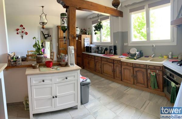 AUJAC 17770 - Maison 4 pièces de plain-pied de 130 m² sur 4781 m² de terrain avec bâtiments et hangars