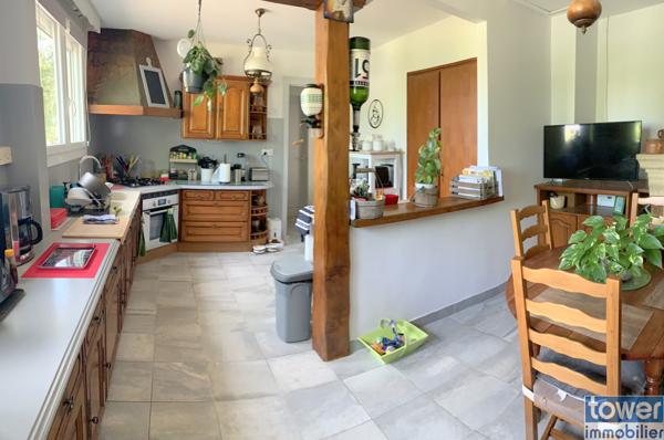 AUJAC 17770 - Maison 4 pièces de plain-pied de 130 m² sur 4781 m² de terrain avec bâtiments et hangars