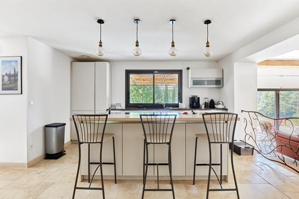Propriété Rognes 5 pièces 144 m2 + dépendance 35m² + piscine