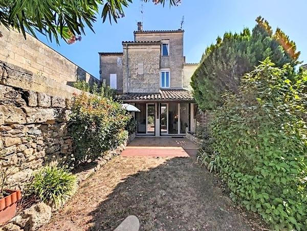 Maison de caractère avec jardin et dépendance