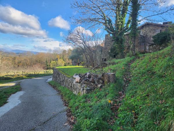 Maison de hameau en pierre sur un terrain attenant de 200 m² avec stationnement et garage  Saint-Cirgues-de-Prades (07380)