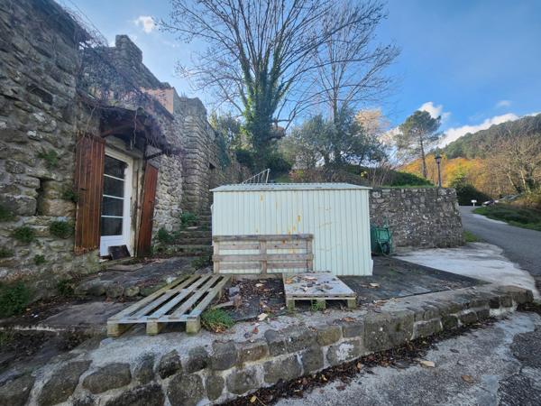 Maison de hameau en pierre sur un terrain attenant de 200 m² avec stationnement et garage  Saint-Cirgues-de-Prades (07380)