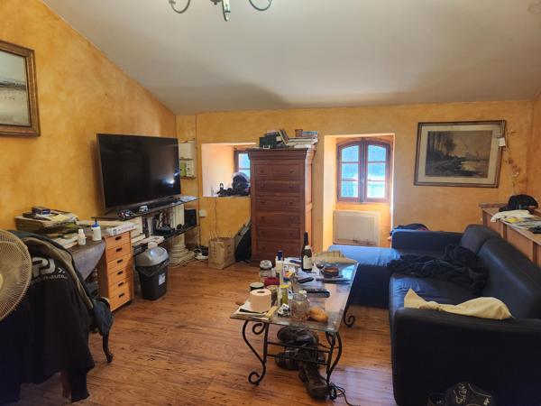 Maison de hameau en pierre sur un terrain attenant de 200 m² avec stationnement et garage  Saint-Cirgues-de-Prades (07380)