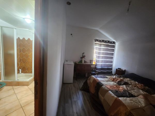 Maison de hameau en pierre sur un terrain attenant de 200 m² avec stationnement et garage  Saint-Cirgues-de-Prades (07380)