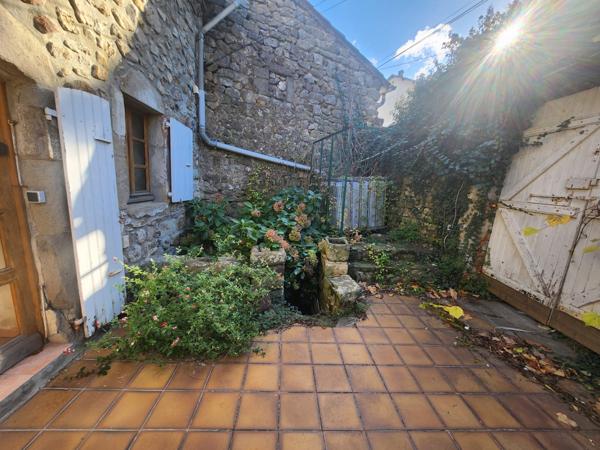 Maison de hameau en pierre sur un terrain attenant de 200 m² avec stationnement et garage  Saint-Cirgues-de-Prades (07380)