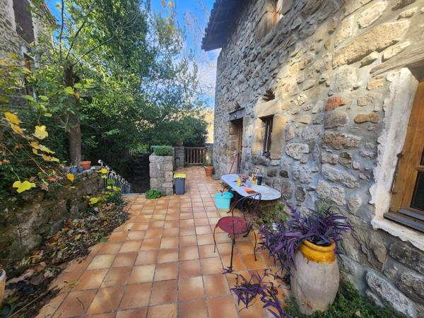 Maison de hameau en pierre sur un terrain attenant de 200 m² avec stationnement et garage  Saint-Cirgues-de-Prades (07380)