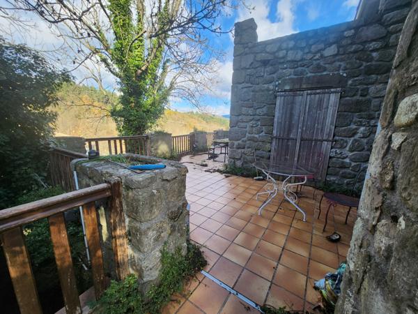 Maison de hameau en pierre sur un terrain attenant de 200 m² avec stationnement et garage  Saint-Cirgues-de-Prades (07380)