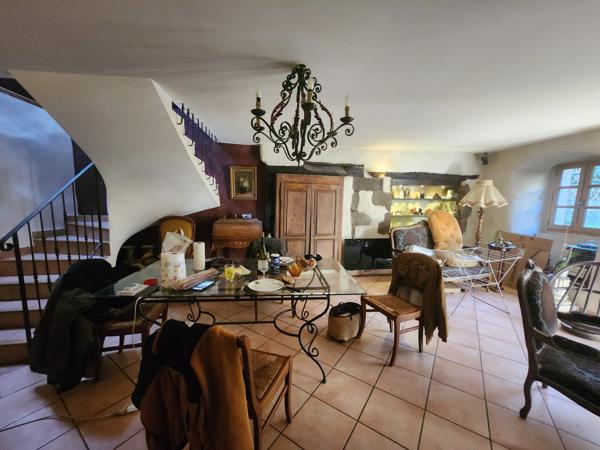 Maison de hameau en pierre sur un terrain attenant de 200 m² avec stationnement et garage  Saint-Cirgues-de-Prades (07380)