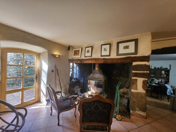 Maison de hameau en pierre sur un terrain attenant de 200 m² avec stationnement et garage  Saint-Cirgues-de-Prades (07380)