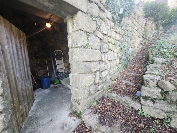 Maison de hameau en pierre sur un terrain attenant de 200 m² avec stationnement et garage  Saint-Cirgues-de-Prades (07380)