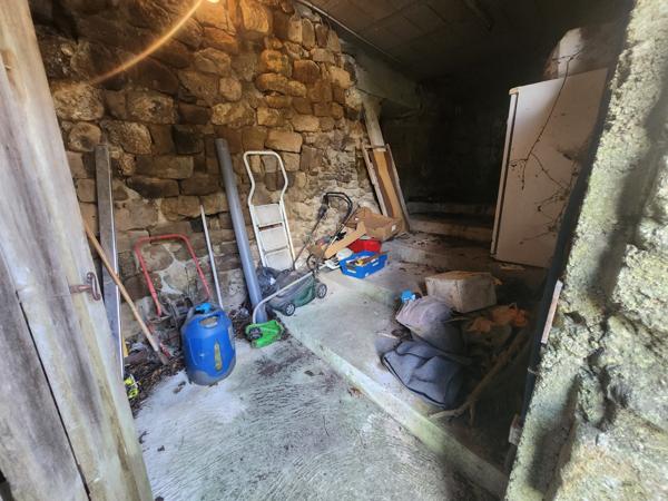 Maison de hameau en pierre sur un terrain attenant de 200 m² avec stationnement et garage  Saint-Cirgues-de-Prades (07380)