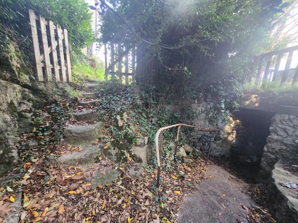 Maison de hameau en pierre sur un terrain attenant de 200 m² avec stationnement et garage  Saint-Cirgues-de-Prades (07380)
