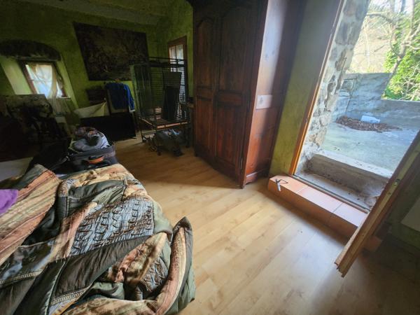 Maison de hameau en pierre sur un terrain attenant de 200 m² avec stationnement et garage  Saint-Cirgues-de-Prades (07380)