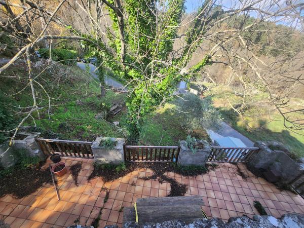 Maison de hameau en pierre sur un terrain attenant de 200 m² avec stationnement et garage  Saint-Cirgues-de-Prades (07380)