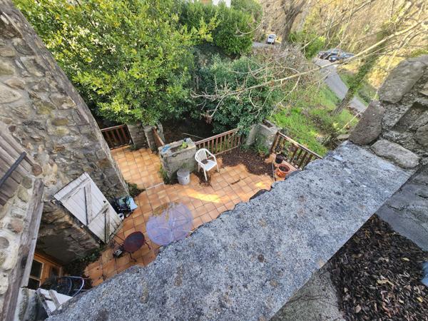 Maison de hameau en pierre sur un terrain attenant de 200 m² avec stationnement et garage  Saint-Cirgues-de-Prades (07380)