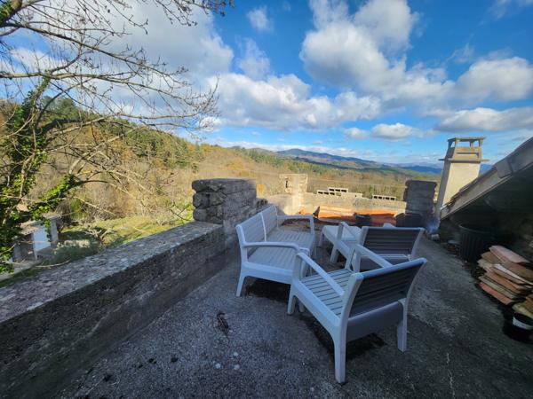 Maison de hameau en pierre sur un terrain attenant de 200 m² avec stationnement et garage  Saint-Cirgues-de-Prades (07380)