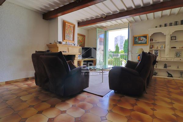 MAISON AVEC PISCINE ET JARDIN -186 M² HABITABLES - TERRASSE  - GARAGE - PARKING - SECTEUR LA POMME / SAINT-PIERRE
