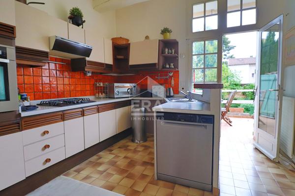 MAISON AVEC PISCINE ET JARDIN -186 M² HABITABLES - TERRASSE  - GARAGE - PARKING - SECTEUR LA POMME / SAINT-PIERRE