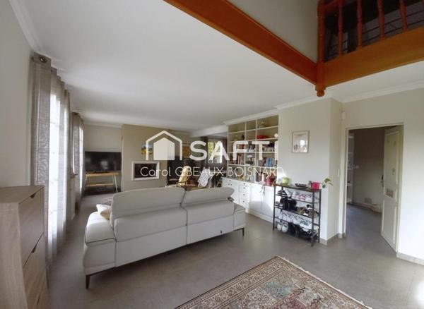 Spacieuse maison familiale avec sous-sol total et piscine sur terrain de plus de 7 000 m²