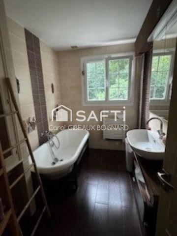 Spacieuse maison familiale avec sous-sol total et piscine sur terrain de plus de 7 000 m²