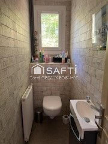 Spacieuse maison familiale avec sous-sol total et piscine sur terrain de plus de 7 000 m²