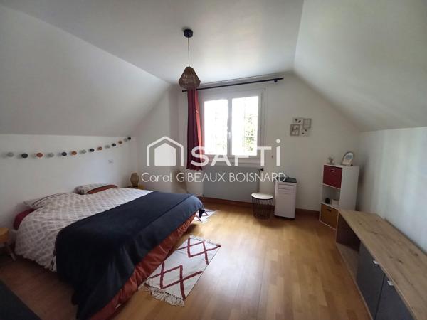 Spacieuse maison familiale avec sous-sol total et piscine sur terrain de plus de 7 000 m²