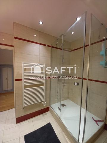 Spacieuse maison familiale avec sous-sol total et piscine sur terrain de plus de 7 000 m²