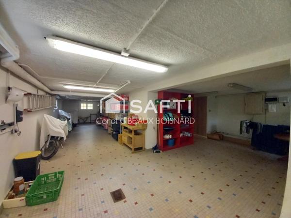 Spacieuse maison familiale avec sous-sol total et piscine sur terrain de plus de 7 000 m²