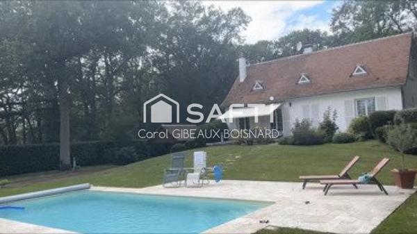 Spacieuse maison familiale avec sous-sol total et piscine sur terrain de plus de 7 000 m²