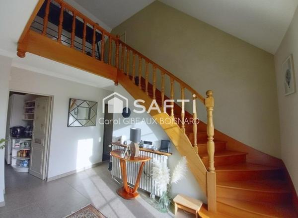 Spacieuse maison familiale avec sous-sol total et piscine sur terrain de plus de 7 000 m²