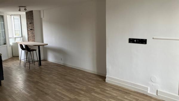BEL APPARTEMENT F3 CONTEMPORAIN AVEC TERRASSE EN CENTRE VILLE CHÂTELLERAULT Réf A.111