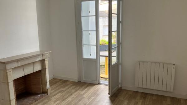 BEL APPARTEMENT F3 CONTEMPORAIN AVEC TERRASSE EN CENTRE VILLE CHÂTELLERAULT Réf A.111