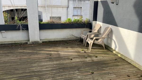 BEL APPARTEMENT F3 CONTEMPORAIN AVEC TERRASSE EN CENTRE VILLE CHÂTELLERAULT Réf A.111