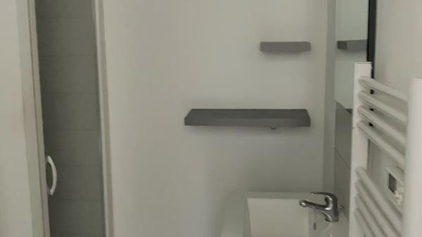 BEL APPARTEMENT F3 CONTEMPORAIN AVEC TERRASSE EN CENTRE VILLE CHÂTELLERAULT Réf A.111