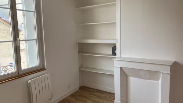 BEL APPARTEMENT F3 CONTEMPORAIN AVEC TERRASSE EN CENTRE VILLE CHÂTELLERAULT Réf A.111