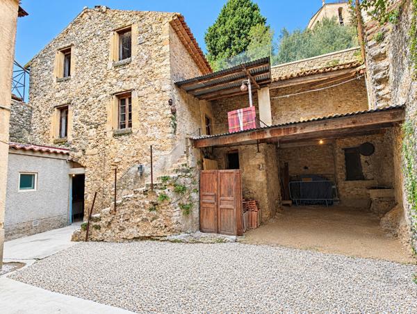 Cucuron, maison avec cour et dépendances avec terrasse