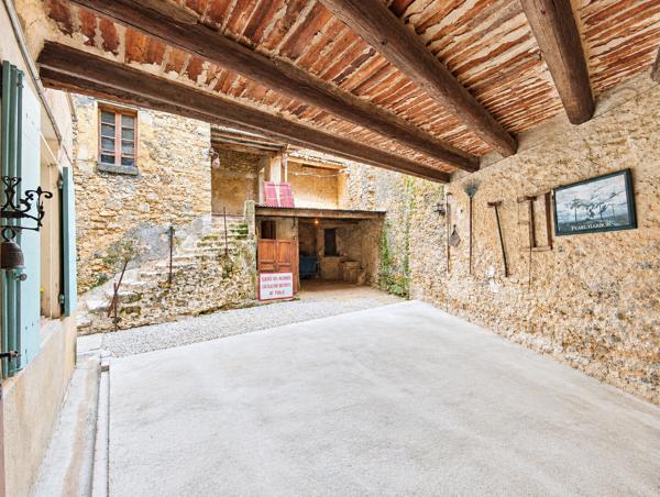 Cucuron, maison avec cour et dépendances avec terrasse