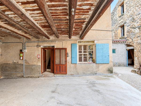 Cucuron, maison avec cour et dépendances avec terrasse